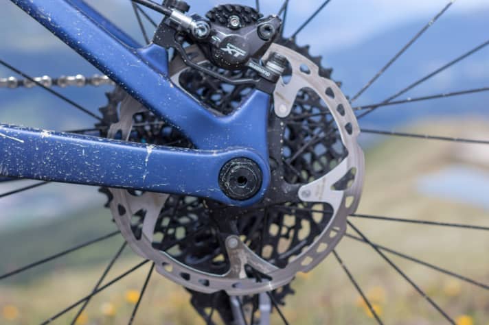   Der hintere Drehpunkt des Hinterbaus liegt direkt auf der Achse des Hinterrads. Trek verwendet bei seinen Mountainbikes eine ähnliche Konstruktion (Trek ABP), allerdings ist bei den Amerikanern der Dämpfer nicht schwimmend gelagert.