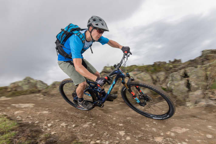   Wir konnten das neue BH Lynx 5 Carbon bereits während der Eurobike Media Days auf dem Frommes-Trail im Bikepark Serfaus-Fiss-Ladis fahren. Der erste Eindruck: Der Split Pivot Hinterbau funktioniert in der Abfahrt gut und das Handling des Bikes ist angenehm. Weder in den engen Kehren, noch auf den schnellen Geraden ist das Bike aus der Ruhe zu kriegen. Bergab begrenzen vor allem die Michelin-Reifen das Potential des Trailbikes. Die Sitzposition hat einen leicht sportlichen Charakter und sollte vor allem Touren-Bikern gut gefallen.   
