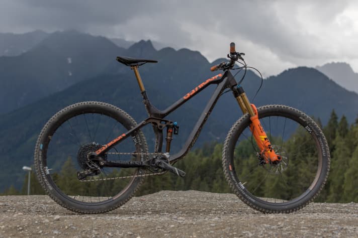   The Define 150 has a 36 mm Fox fork with 160 millimetres of travel and should even be equipped for moderate bike park use despite its carbon frame. The geometry and equipment are radically trimmed for downhill fun. We weighed the Define 150 at 13.9 kilos without pedals.
