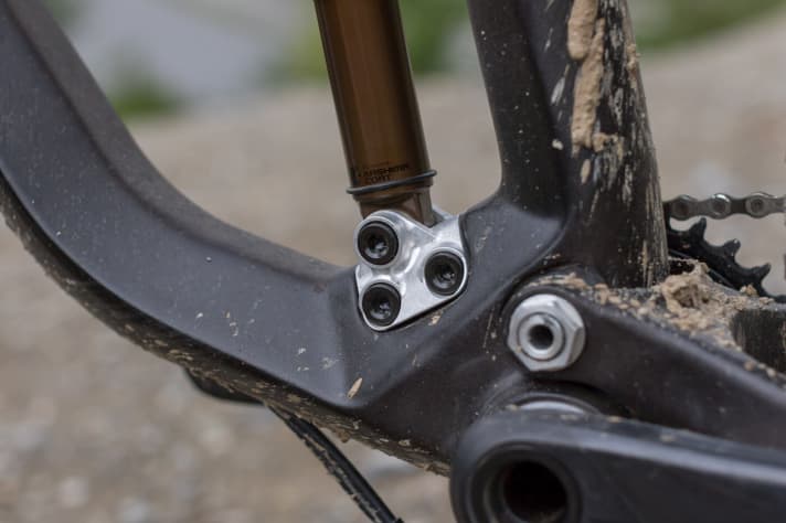   The Define frame changes its suspension travel and geometry via the lower shock mount. The main frame and rear triangle remain the same for both versions (130 and 150), only the shock mount is changed. In series production, the aluminium part will be anodised black. The test bikes at the Eurobike Media Days were still in prototype status.