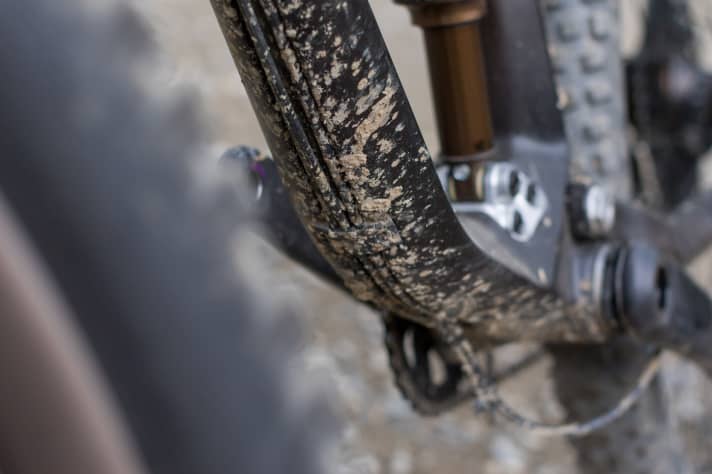   Alle Kabel sind durchgehend außen verlegt. Allerdings hat man im Carbon-Rahmen eine Vertiefung im Unterohr, welche als Kabelschacht dienen soll. Mechaniker freuen sich darüber, einfach die Züge zu wechseln, alle anderen freuen sich über eine saubere Optik. Ein gelungenes Detail. 
