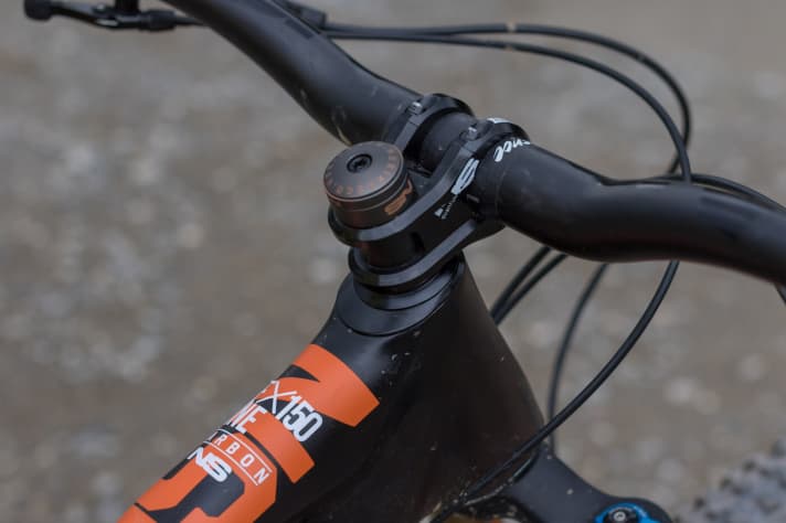   The tapered bush in the head tube makes the reach adjustable by ten millimetres. It is held in the frame via the Ahead clamp of the headset and a slight press fit of the components. The extremely long geometry can thus be shortened in a few simple steps.