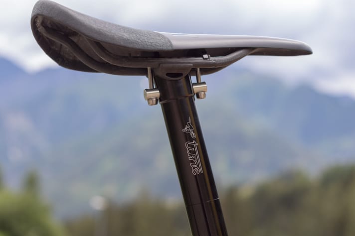   Um das Gewicht beim Topmodell niedrig zu halten, setzt Corratec auf superleichte Tune-Anbauteile.