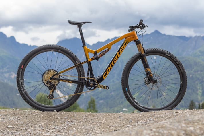   The top model of the Corratec Revolution iLink comes with a stylish gold and black finish, costs 8499 euros and weighs just 9.3 kilos, without pedals. Available from December 2018.
