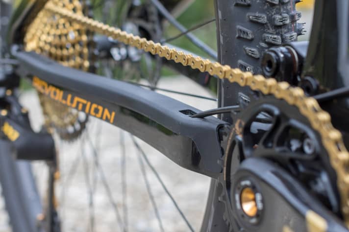   Die Kettenstrebe ist ab Werk mit einem Kunststoffschoner geschüzt. Die Schaltzüge verlaufen durch Rahmen und Kettenstrebe.     