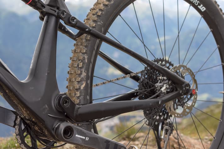   The carbon main frame is the same as on the Race Fully. However, the Czechs have given the XF model 20 millimetres more rear suspension travel with an aluminium rear triangle. The geometry has also changed.