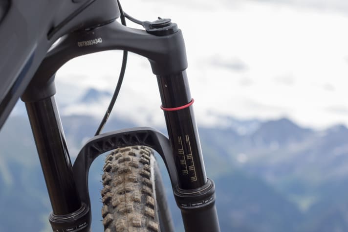   Die 130-Millimeter-Gabel macht das Superior fit für leichte Singletrails. Im harten Gelände kommt das XF 999 durch seinem tiefen Lenker und das generell straffe Fahrwerk aber an seine Grenzen. 