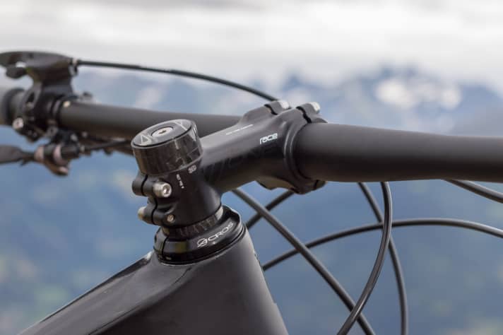   The headset of the Superior has an integrated steering stop limiter. In the event of a fall, this effectively protects the carbon frame from damage caused by brake and gear levers hitting the frame.