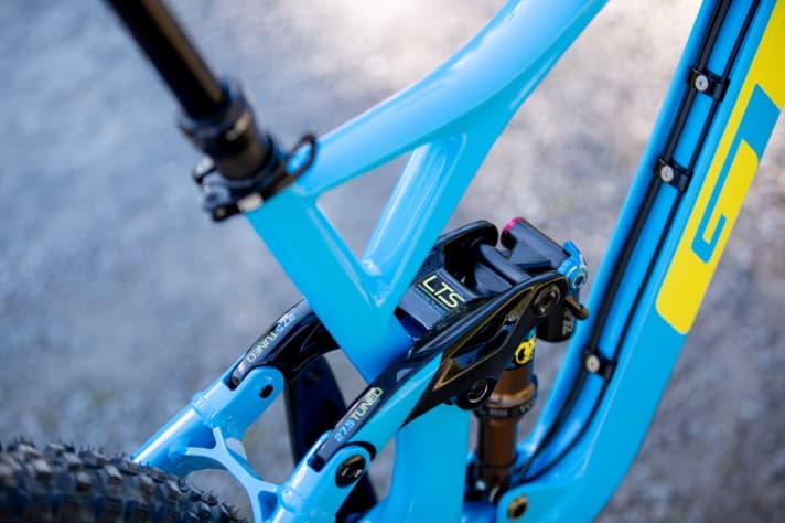   Bei beiden neuen GTs verlaufen alle Leitungen in einer Vertiefung auf dem Unterrohr. Das erleichtert den Service.