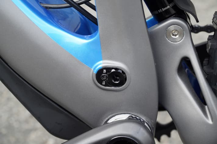   The geometry is adapted to the different wheel sizes via a flip chip on the rear triangle and a steering angle that can be adjusted via the headset.