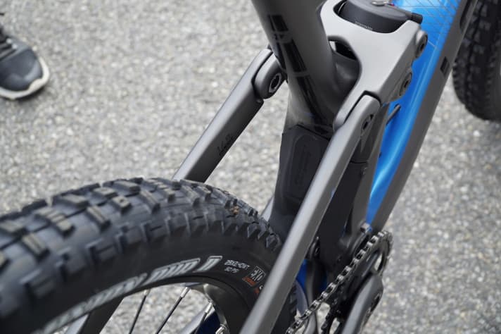   Um Platz für die großen 29er-Laufräder zu schaffen, fehlt der Verbindungssteg zwischen den beiden Sitzstreben. Der Umlenkhebel ist laut Lapierre dafür extrem steif konstruiert.