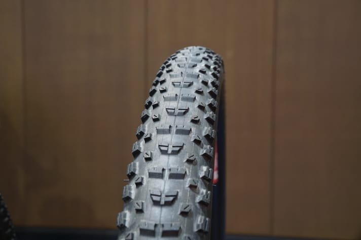   Bislang gab es das Recon-Profil von Maxxis nur für breite Plusreifen. Jetzt kommt es auch in den Größen 29x2,25 oder 29x2,35. Die schmaleren Versionen sollen für Renn- und Tourenfahrer gleichermaßen attraktiv sein. Mit Exo-Schutzschicht wiegt der Reifen 670 Gramm (29x2,25) und kostet 65 Euro.