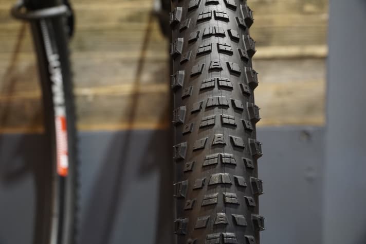   The Kenda Booster Pro was extensively tested by Marco Fontana and weighs just 580 grams in the 29x2.2 size. With the SCT protective layer, it weighs 80 grams more.