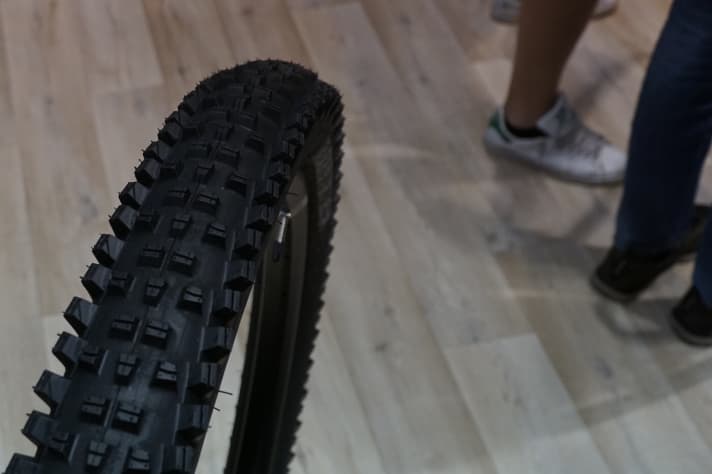   WTB hat den Trail Boss komplett überarbeitet. In Zukunft gibt es den Reifen nur noch in den Breiten 2,4 und 2,6 Zoll. Das Profil wurde offener gestaltet und die Karkasse auf breitere Felgen optimiert. Außerdem gibt es zusätzlich hochwertige 3fach-Gummimischungen und eine neue Slash-Guard-Schutzschicht für Endurofahrer. Die hochwertigste Version wird 69 Euro kosten und soll inklusive Schutzschicht in 29 Zoll rund 1100 Gramm wiegen. 
