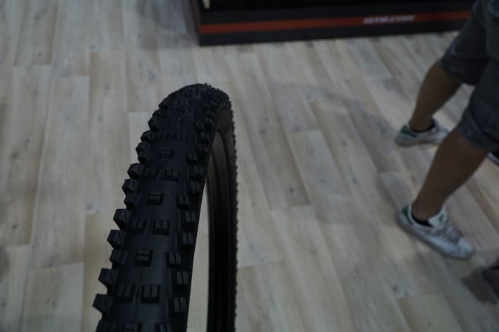   The WTB Vigilante gets the same facelift as the Trail Boss. The tread will be more open and the carcass adapted for wide rims. In future, it will only be available in widths of 2.5 and 2.6 inches.