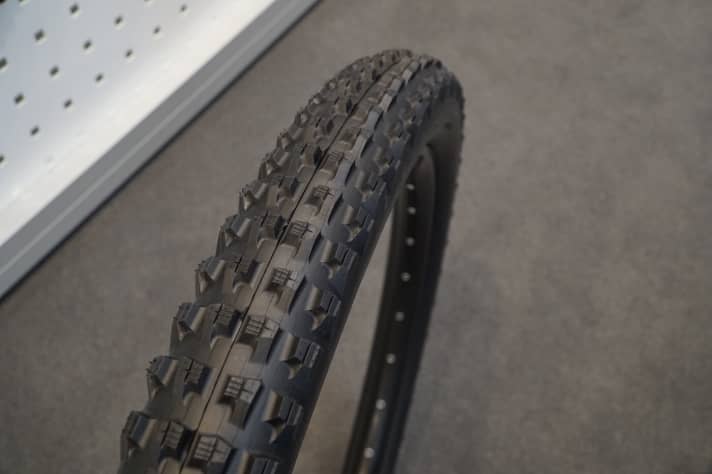   Glide heißt die ganz neue Reifenserie, die Tioga an den Start rollt. Der Enduroreifen Glide G3 TT kommt vorerst nur in 27,5x2,35 Zoll und soll 810 Gramm wiegen. Preis: 65 Euro.