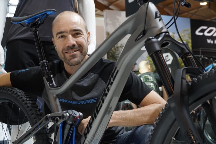   Nico Vouilloz dominierte früher den Downhill-Worldcup und gewann zehn Weltmeistertitel. Während seiner Karriere war der Franzose berüchtigt für seinen Perfektionismus in Sachen Material. Jetzt konstruiert er für seinen langjährigen Sponsor Lapierre neue Mountainbikes.