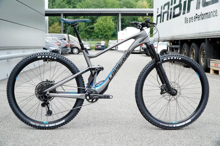   The new Lapierre Zesty has 140 or 150 millimetres of travel and will be available with 29 or 27.5 inch wheels, depending on the frame size. Particularly important for Vouilloz: the bike's low centre of gravity thanks to the shock and the deflection system.