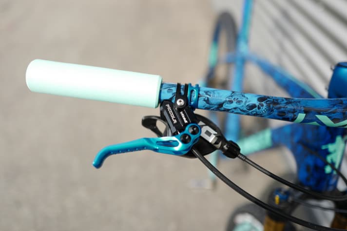 Auch das Cockpit fügt sich symbiotisch ins Bild. Ach ja, Basis des Projekts war übrigens ein Xiamen Xmiplay-Rahmen, so ein Preis/Leistungs-günstiges Teil "Made in China", wie man es – mit anderem Logo versehen – im Sortiment zahlreicher Günstig-Marken findet.