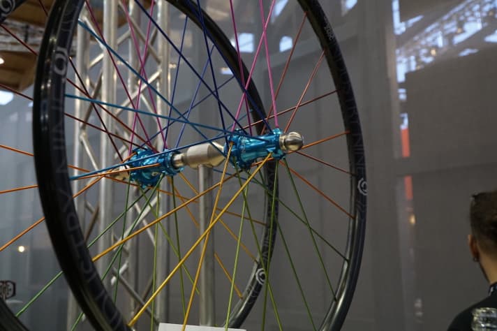   Keine Firma baut schönere Laufräder als Industry Nine. Einziger Haken: Das bunte Aluminiumkunstwerk kostet mit Carbon-Felgen schlappe 2600 Euro. Mit Alu-Felgen sind die Laufräder schon ab 1300 Euro erhältlich. Der Trail-Laufradsatz wiegt 1495 Gramm (mit Carbon-Felge). 