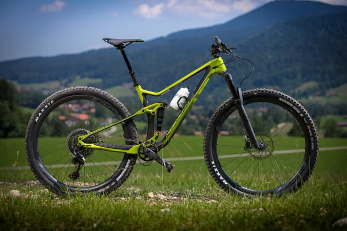  Das Merdia One-Twenty bekommt für 2019 einen komplett neuen Rahmen. Von ihm wird es drei unterschiedliche Versionen geben: voll aus Carbon, als Carbon-Hauptrahmen mit Alu-Hinterbau und eine komplette Aluminum-Variante.