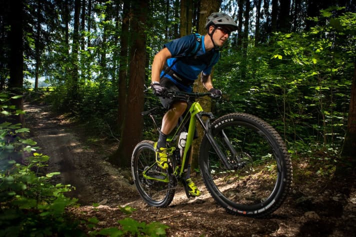   A first riding impression: Despite the carbon frame, the test bike for our first short ride was not an absolute lightweight. Merida claims a total weight of 12.5 kilos for the bike. This is noticeable when accelerating, other bikes are more lively uphill.