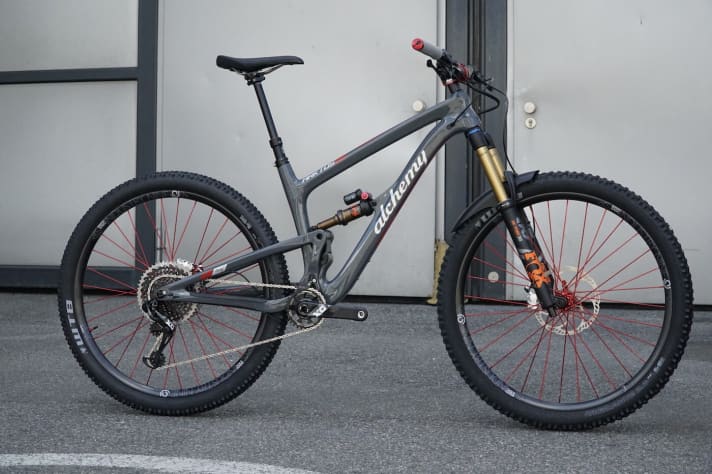   Nobel kommt das Alchemy Arktos daher. Die 27,5-Zoll-Version wird es in Schwarz geben. Die 29-Zoll-Bikes kommen in Beige oder Grau. Das abgelichtete 29er-Modell in der Bling-Bling-Ausstattung kostet 9700 Euro und wiegt laut Hersteller 13,2 Kilo ohne Pedale.