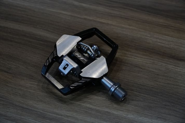   HT zeigt auf der Eurobike 2018 erstmals ein günstiges Klickpedal mit Käfig. Das GT 1 hat einen gegossenen Aluminium-Körper, ist nur in Schwarz erhältlich, wiegt 300 Gramm und kostet 80 Euro. Das Klicksystem ist unverändert zu den Topmodellen (HT T1 für 149 Euro) und ist nicht kompatibel mit SPD-Schuhplatten von Shimano. 