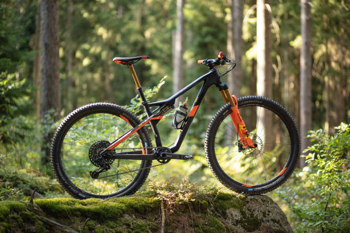   Eine 120-mm-Gabel, gröbere Reifen und eine Variostütze in einem Race-Fully, das ist das neue AMS 100 C:68 TM von Cube.