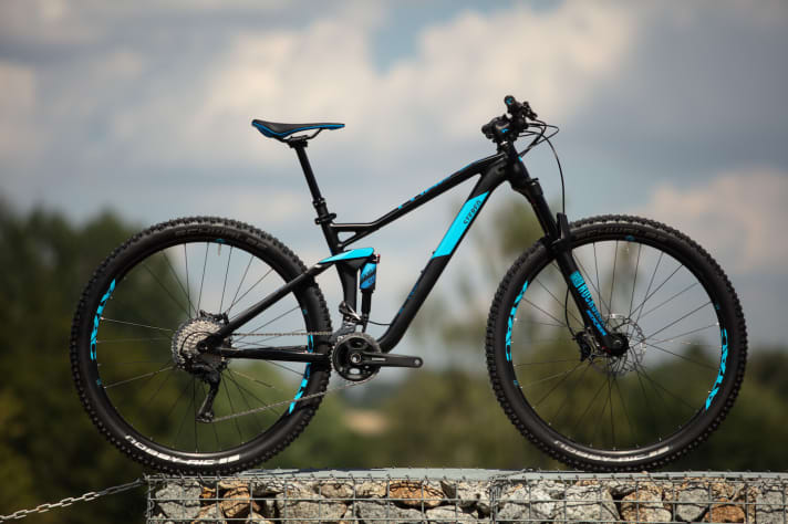   Cube Stereo 120 Race 29: For 2000 euros you can get this new aluminium Stereo with 130 mm fork and 120 mm travel at the rear. At the front, a Rock Shox Sektor absorbs the shocks, while a Manitou Radium Expert SL keeps the rear end in check. The bike with XT brakes weighs 14.1 kg. >> e.g. <a href="https://luna.r.lafamo.com/ts/i5533923/tsc?amc=con.blbn.497955.507800.14129791&smc=BIKE&rmd=3&trg=https%3A%2F%2Fwww.fahrrad-xxl.de%2Fcube-stereo-120-race-p00058183m001" target="_blank" rel="noopener noreferrer nofollow">available at Fahrrad XXL</a> *.