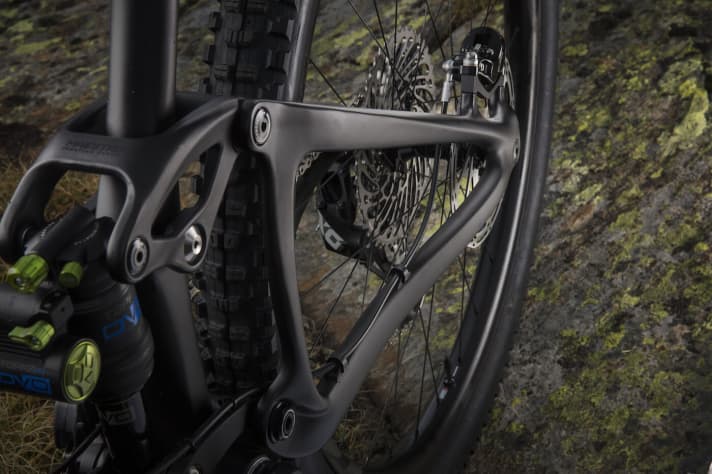   The Maestro rear triangle works effectively and comfortably. The asymmetrical rear triangle and the Boost dimension allow chainstays of 435 millimetres with tyre clearance of up to 2.5 inches.