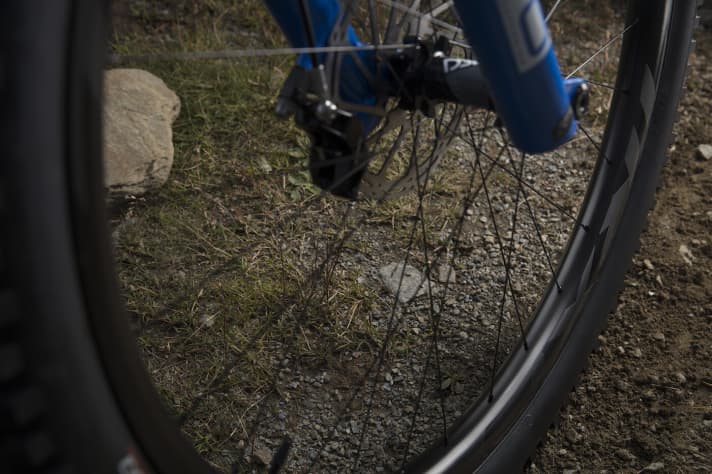   Die neuen Giant TRX 0 Carbon-Laufräder kommen mit hakenloser, 30 mm breiter Felge und sollen etwa 1800 Gramm wiegen.
