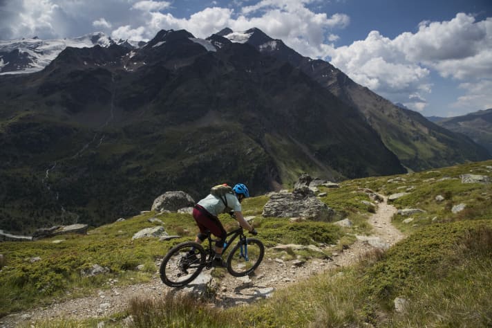   Easy to corner, effective when cranking uphill: the new Trance performed confidently on the first test rides. The 115 mm at the rear feels like a lot more, the DVO suspension worked very sensitively.