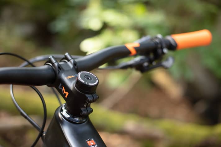   Wide Newmen cockpit (760 mm) with short stem (35 mm).