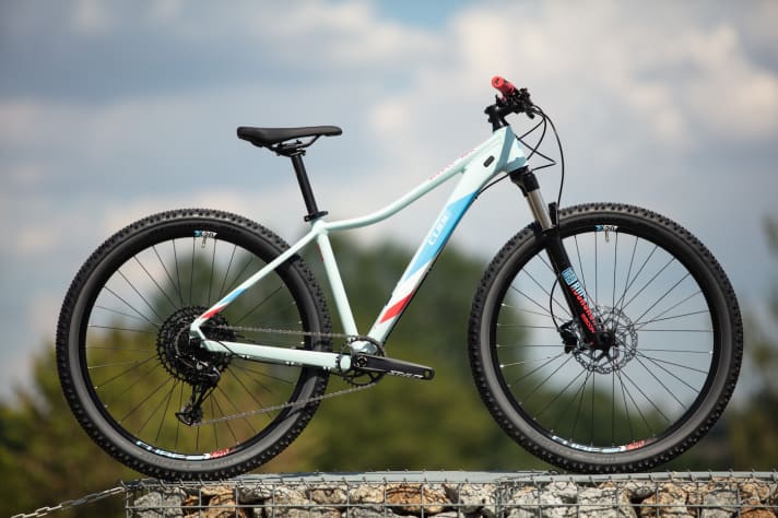   Cube Access WS SL Eagle: Für 1000 Euro kriegen Frauen hier schon eine 1x12 NX Eagle, eine Luftfedergabel und Shimano-Bremsen. Das Alu-Hardtail wiegt 12,9 kg.