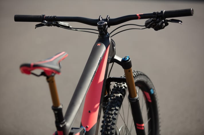   The All Mountain for women is available in 13.5, 16 and 18 inches. A women's-specific saddle and thin screw grips are used on this carbon full-suspension bike.