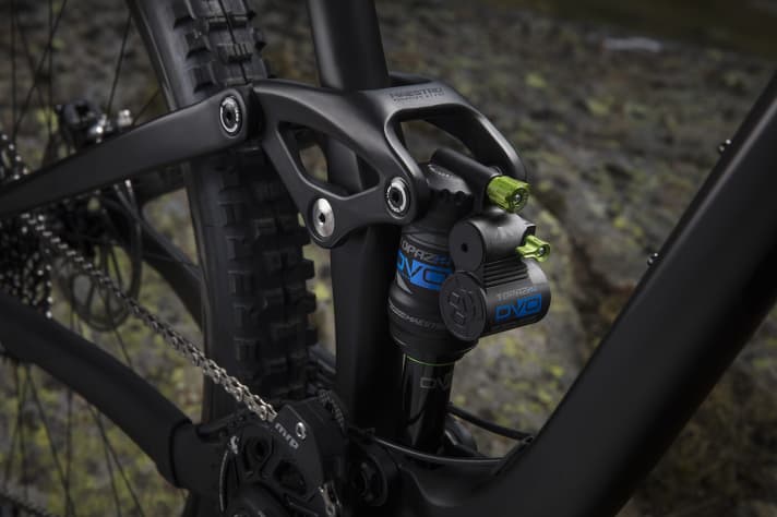   Giant engineers worked hand in hand with DVO to develop the Topaz 2 shock so that it harmonises perfectly with the Maestro rear triangle despite the short stem. The DVO suspension is only available on the top model of the new Trance 29.