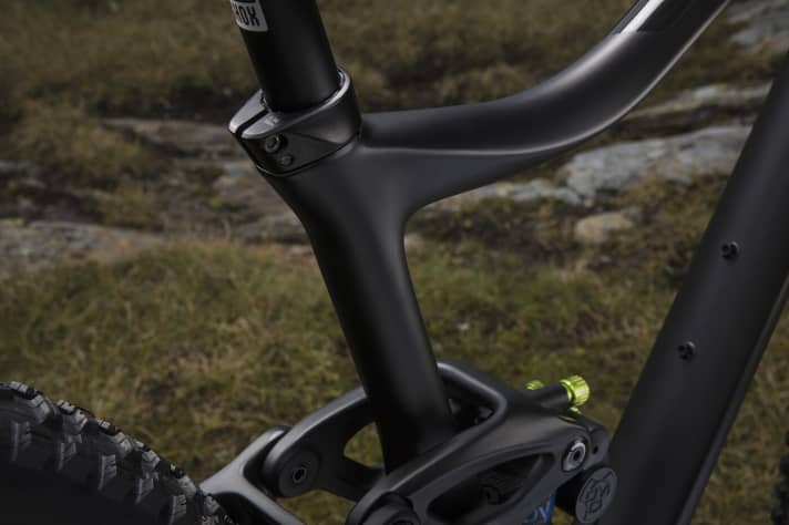   Giant also sticks to the two-bolt seatpost clamp on the Trance 29.
