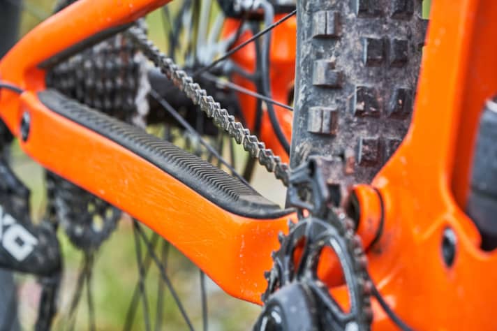   Fluted protection: a nice detail is the large chainstay protector, which is designed to protect the carbon frame from any damage.