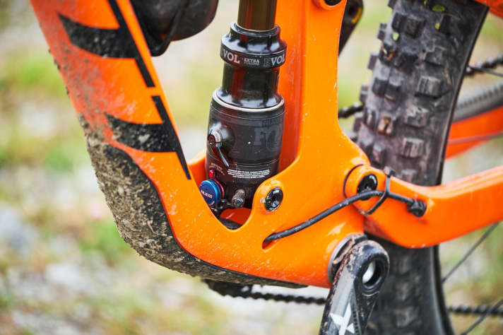   In addition to the Kashima coating in the top version, the Fox Nude TR shock is adorned with a ramp lever, which makes the shock significantly more progressive. This makes sense for bike park use, for example.