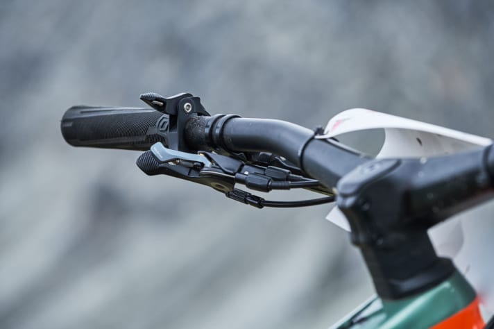   Altbewährtes: Scott setzt auch bei seinem neuen Enduro-MTB Ransom auf das bereits bekannte Twinlock-System. Mit der Lenkerfernbedienung kann man Gabel und Dämpfer in drei verschiedene Fahrmodi schalten.