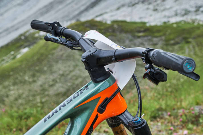   The Syncros Hixon SL IC handlebar/stem unit made of carbon weighs just 290 grams. It is fitted as standard on the top model of the Ransom - the 900 Tuned.