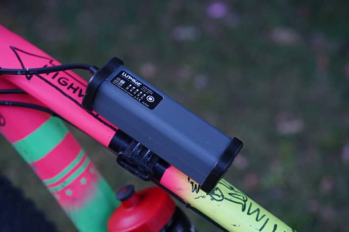   The rechargeable battery was specially developed for the Alpha and has twice the voltage of other Lupine rechargeable batteries. The Alpha battery cannot be combined with other Lupine lamps. The other way round is possible. If you have an older or smaller Lupine battery, you can use it as a backup on longer tours. Practical: The charge level indicator.