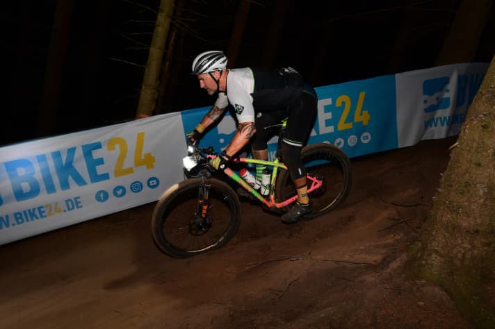   Reporter Henri Lesewitz beim Praxistest: Die 300 Kilometer lange Version des Erzgebirgs Bike Marathons war die perfekte Gelegenheit, die Alpha unter Hardcore-Bedingungen zu testen.