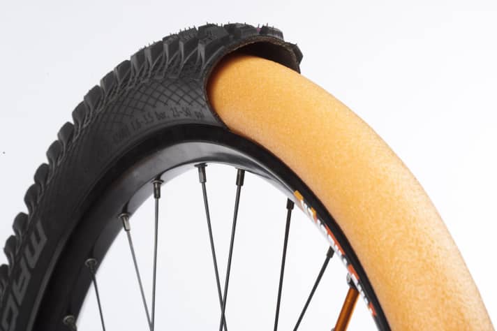   Da die Schaumeinlage nicht in Reifenhöhe baut, kann die Tubeless-Milch Löcher im Reifen gut abdichten. Zudem hat der Reifen genug Spiel, um zu dämpfen. Bei der Montage muss man allerdings zwei Drittel der Milch außen einfüllen, das andere Drittel über das Ventil innen, damit die Milch auch am Felgenhorn den Reifen sauber abdichtet.
