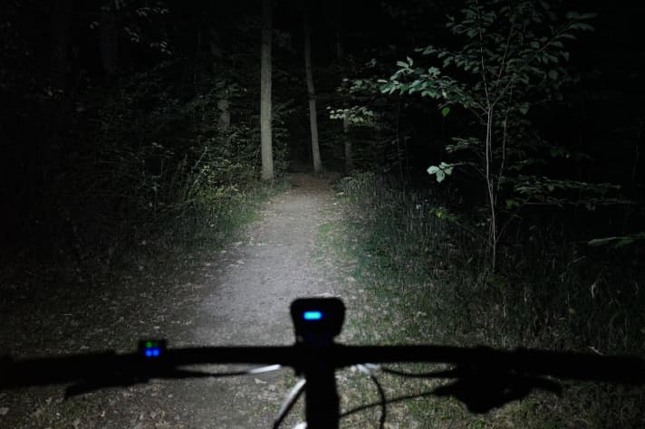   Immer noch hell genug, um bei einem 24-Stunden-Rennen Vollgas zu geben: Die Ausleuchtung bei mittlerer Stufe (30 Watt).