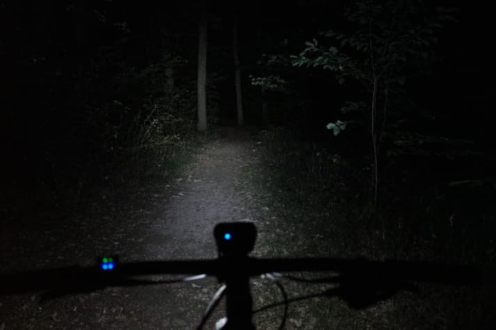   Für lange Schotterwege ausreichend: Die niedrige Stufe mit 10 Watt schont den Akku und lässt immer noch genug erkennen.