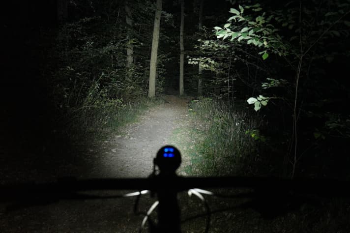   Und hier im Vergleich die Betty, das bisherige Flaggschiff im Lupine-Sortiment: Auf voller Stufe (45 Watt) ist die Ausleuchtung des Trails wirklich beeindruckend, doch der im Vergleich zur Alpha deutlich schmalere Lichtstrahl sorgt für einen leichten Tunneleffekt.