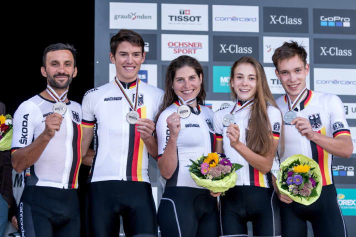   Sind auch bei Olympia in Tokio im deutschen Nationaltrikot am Start: Manuel Fumic, Max Brandl, Elisabeth Brandau und Ronja Eibl (von links). Zusammen mit Leon Kaiser (rechts) holten sie 2018 im Staffelrennen WM-Silber.
