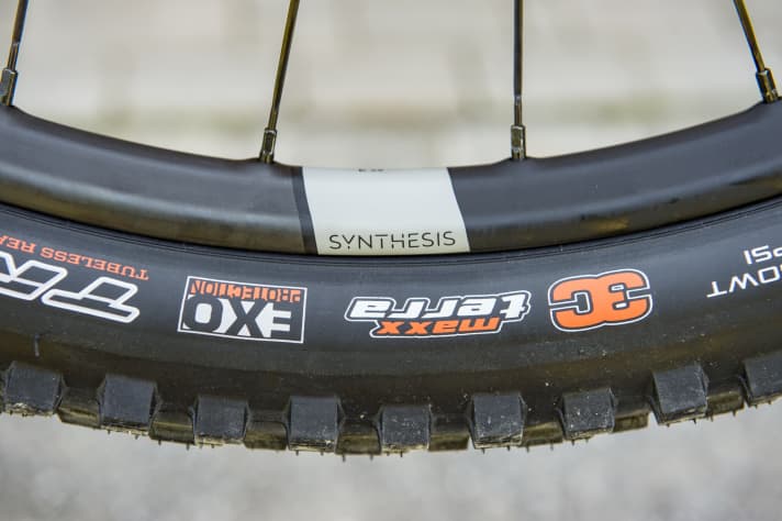   Synthesis: The name refers to the supposedly perfect interplay between a comfortable front wheel and a stiff rear wheel.